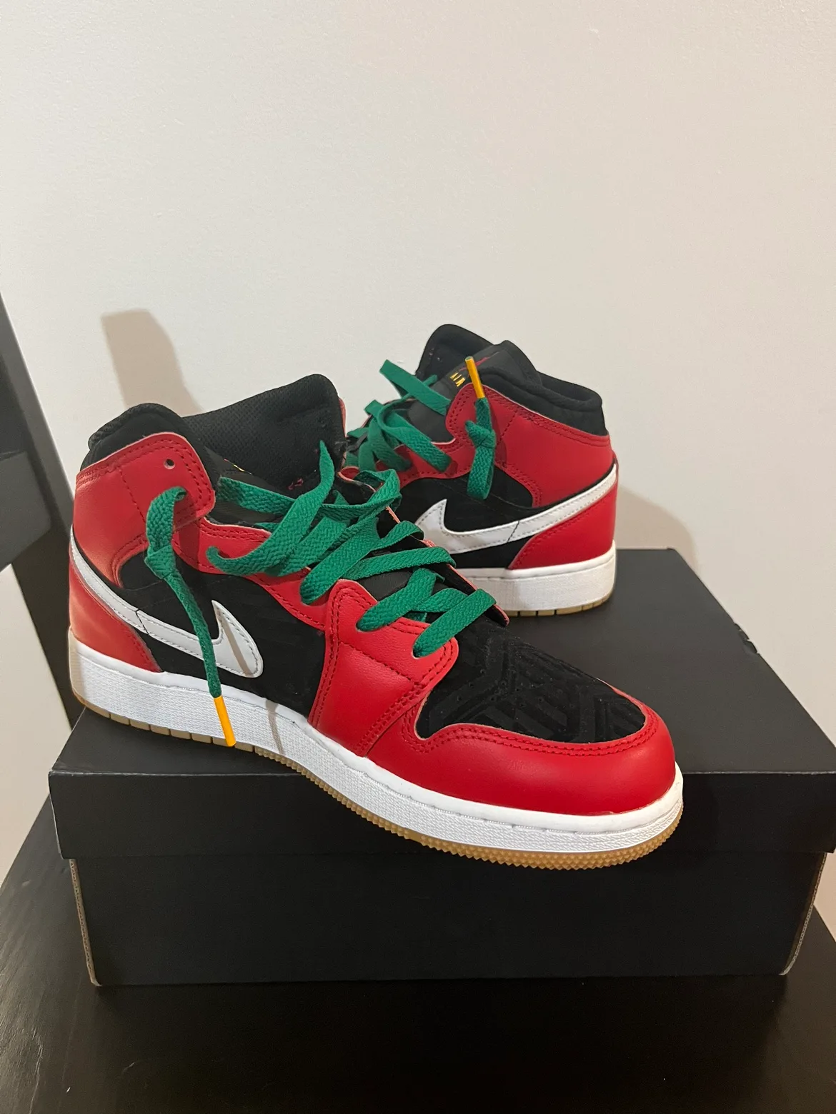 Air Jordan 1 Mid SE (GS) Size 6.5Y image indicator(4)