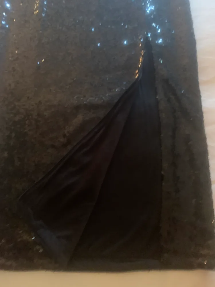 H&M Black Sequin Skirt image indicator(5)