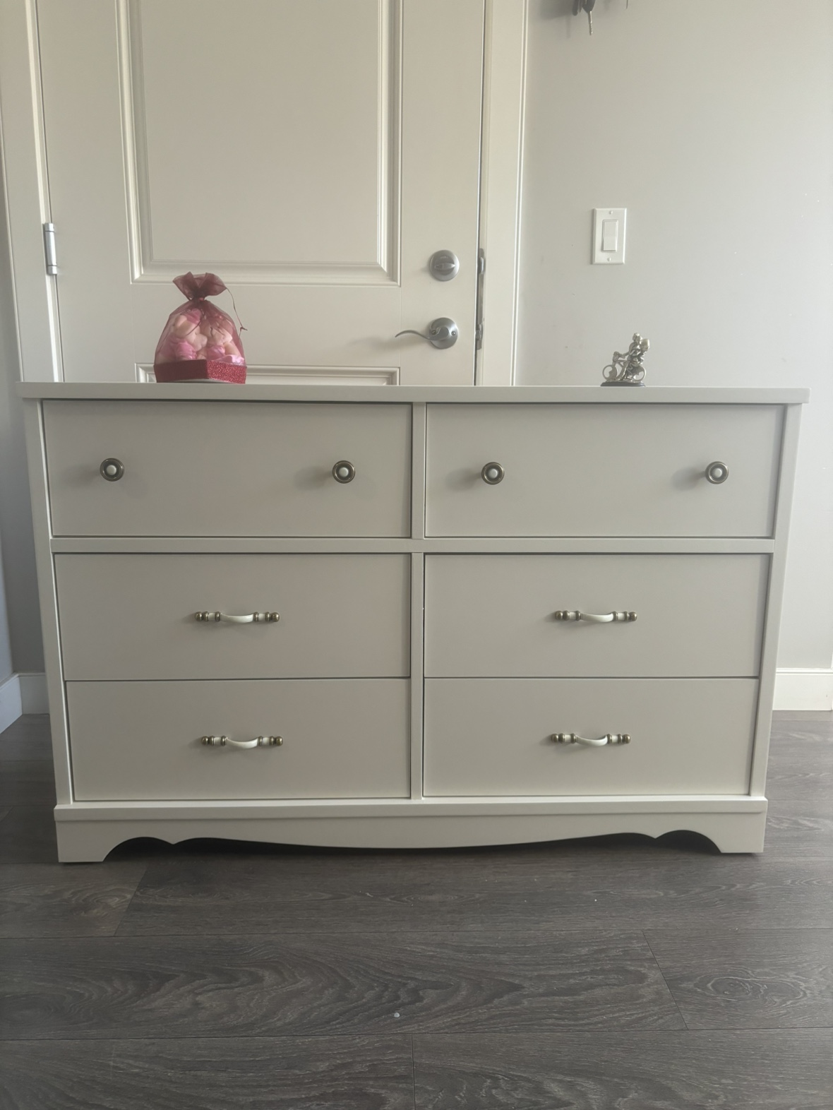 White 6-Drawer Dresser - photo 2