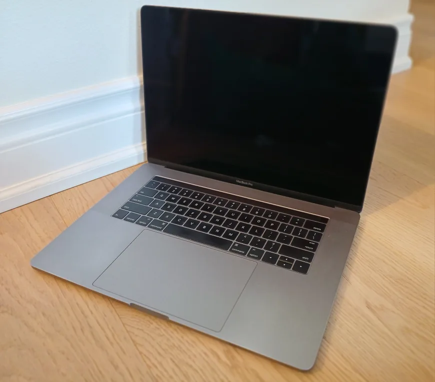 MacBook Pro 15 inch - SSD 256Gb - 16Gb ram image indicator(2)