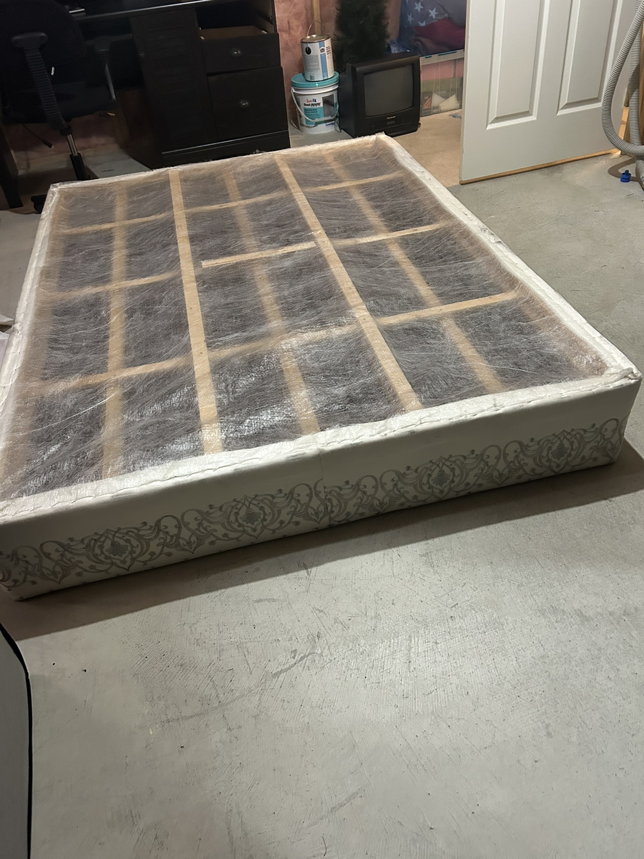 Queen size bed and frame - photo 3