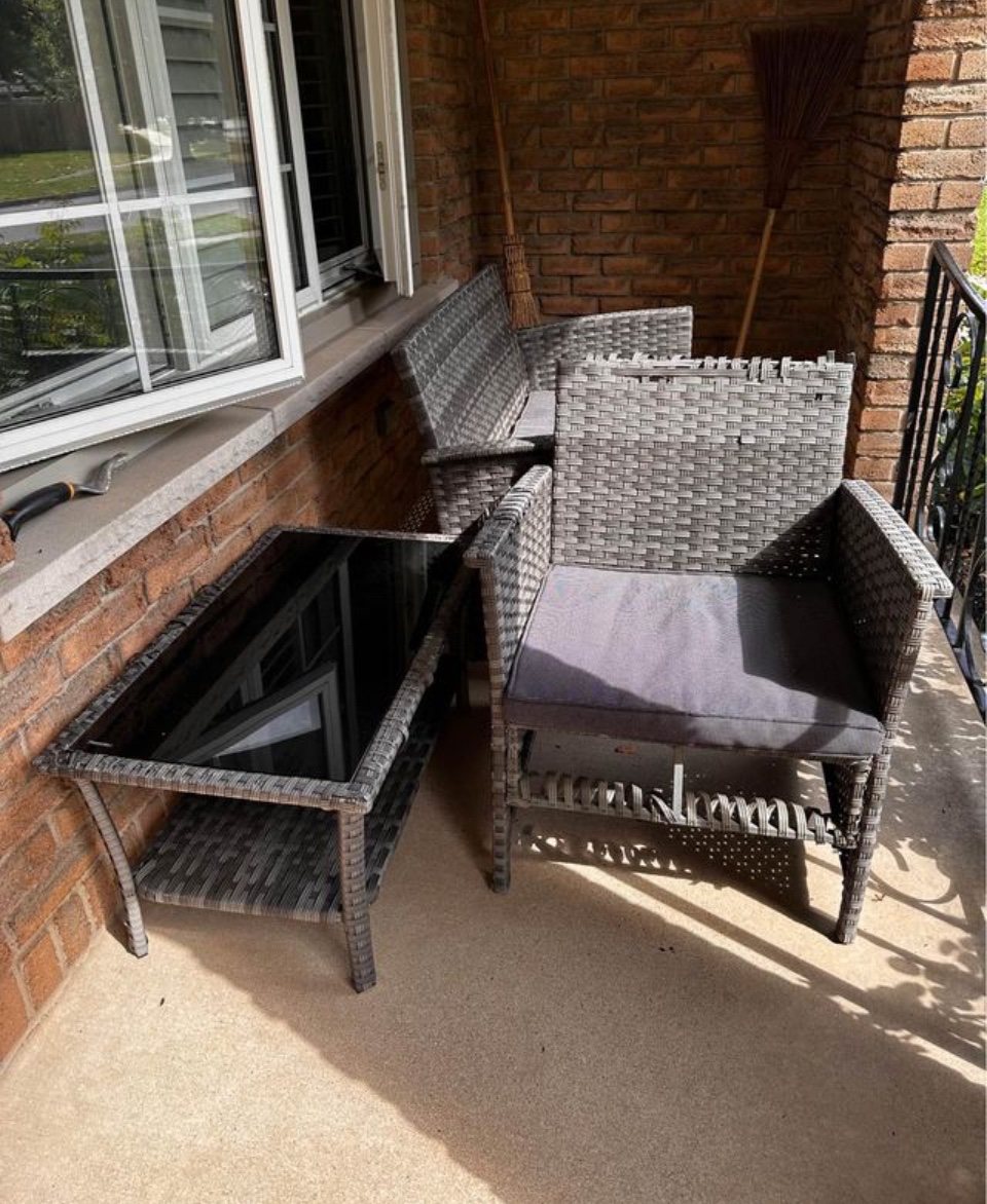 Wicker Patio Furniture Glass Top Table and Chair with Cushion