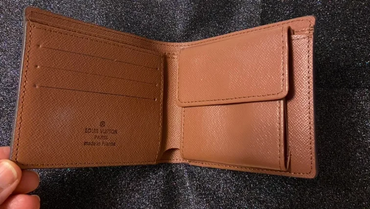 Louis Vuitton Men's Wallet image indicator(2)