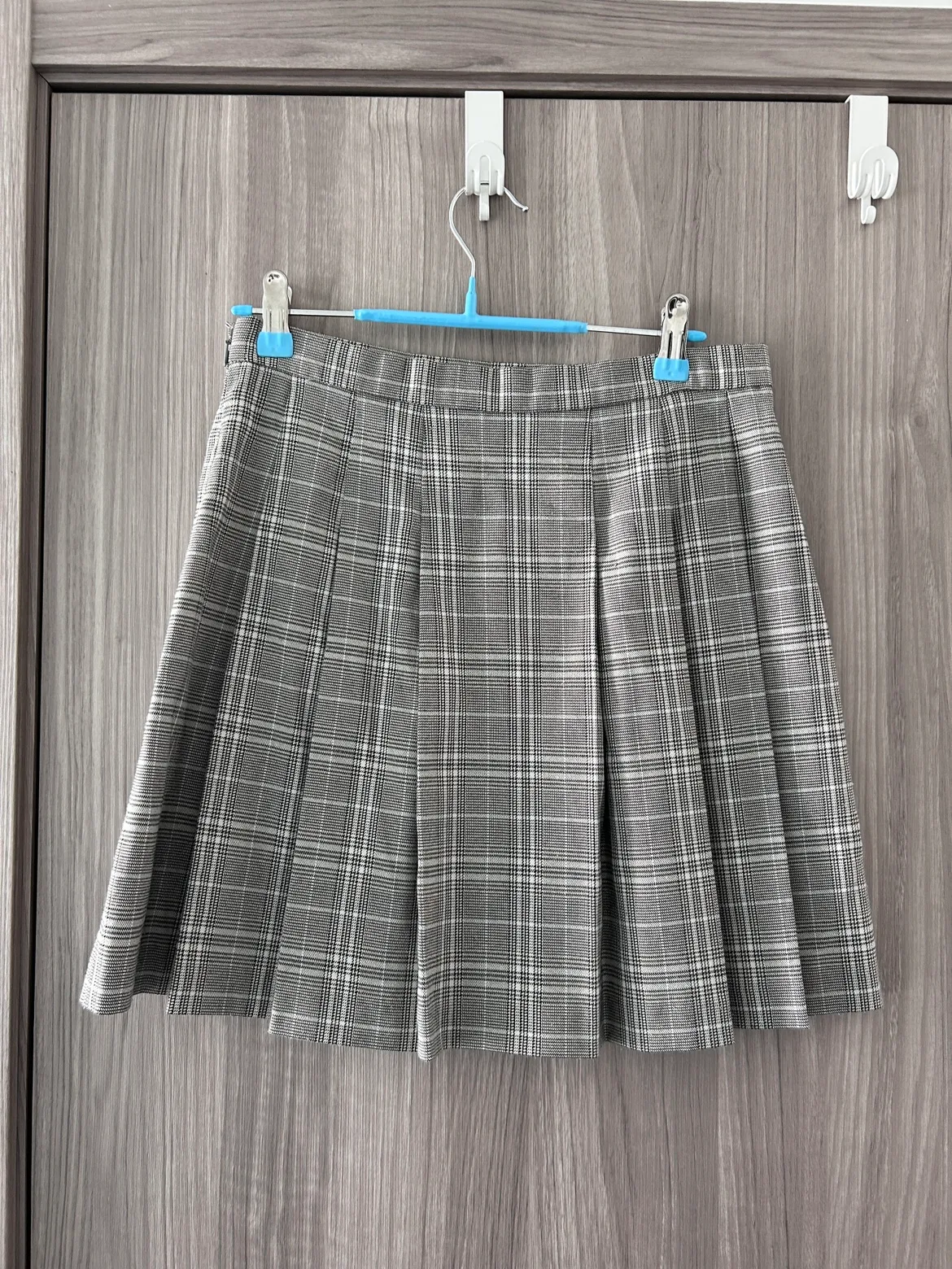 GU Grey Plaid Pleated Skirt image indicator(2)