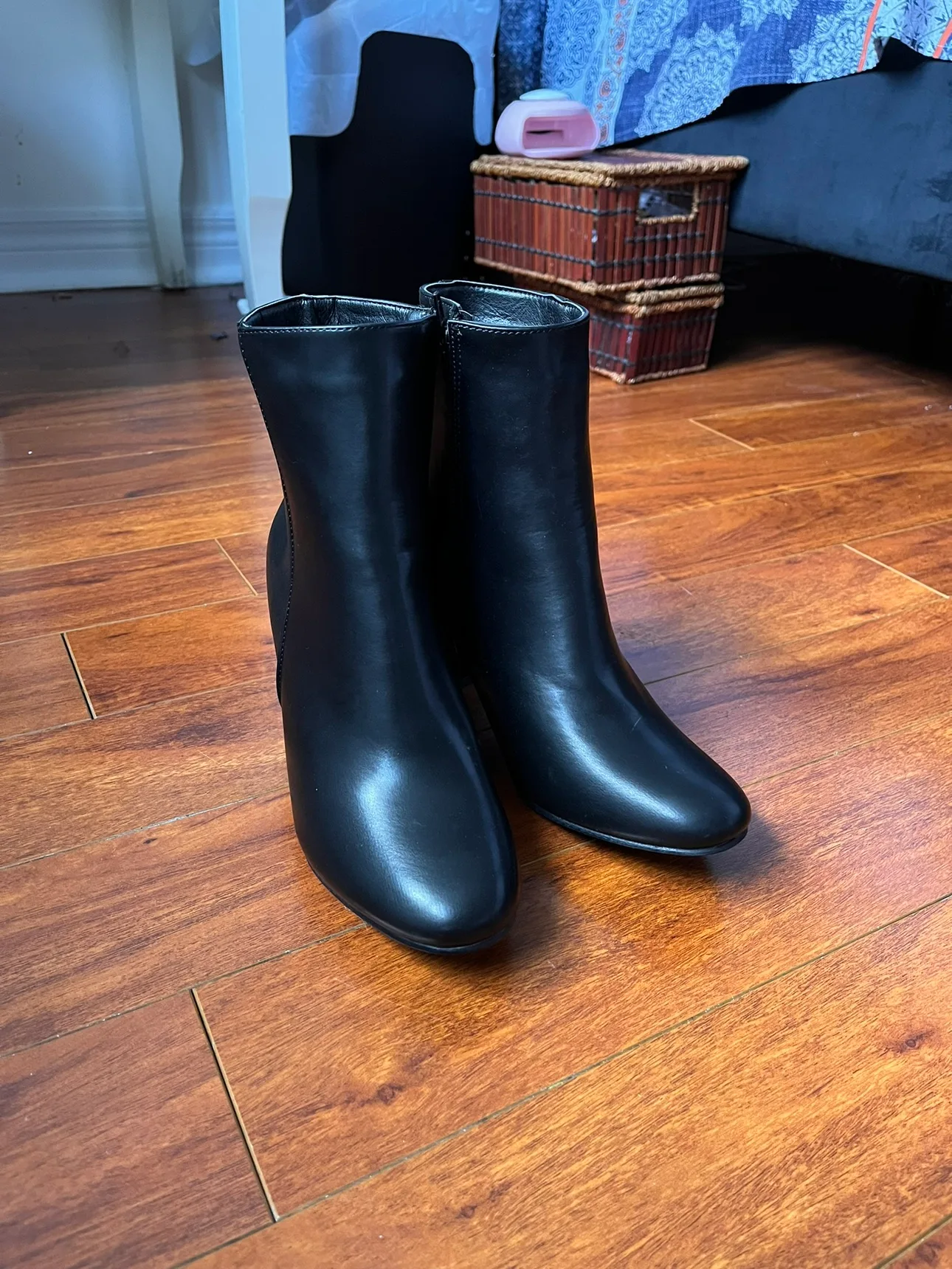 Women’s Black Boots image indicator(2)