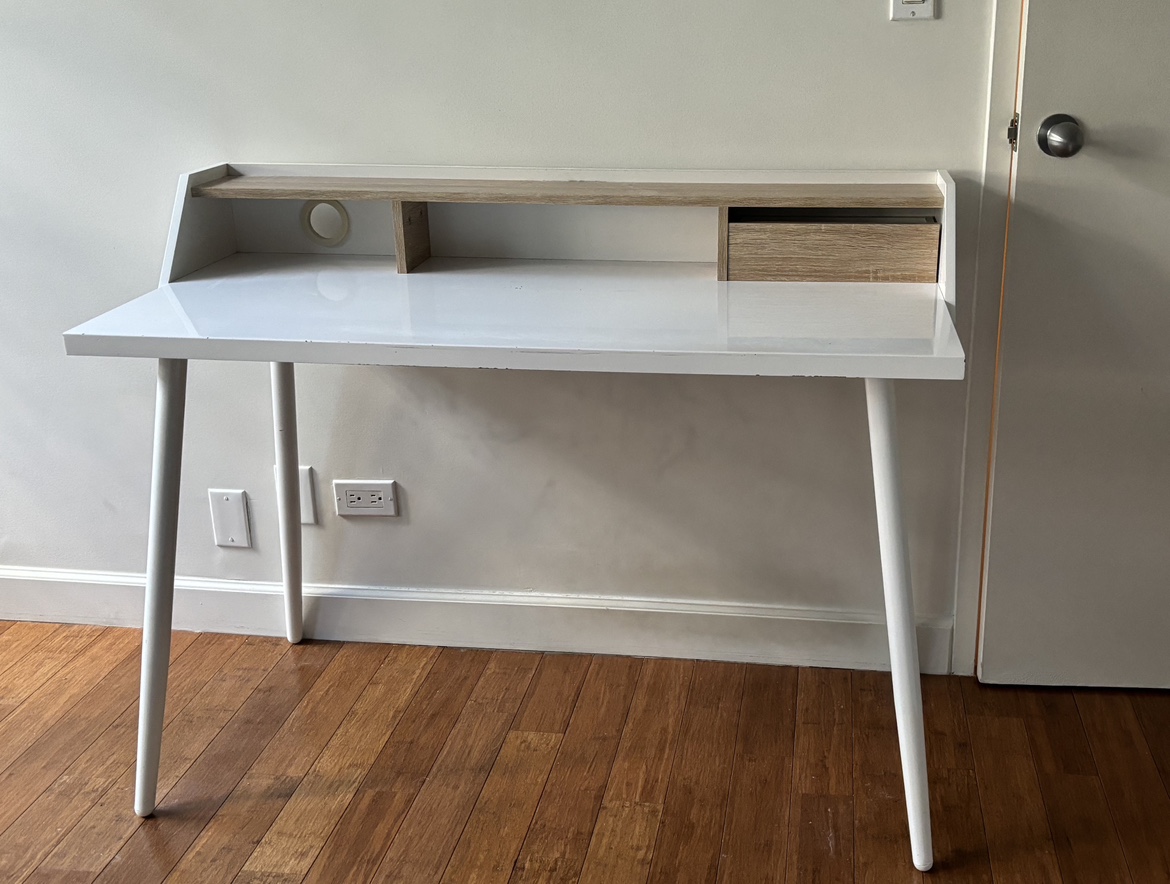 Very pretty White Desk with small drawer - photo 2