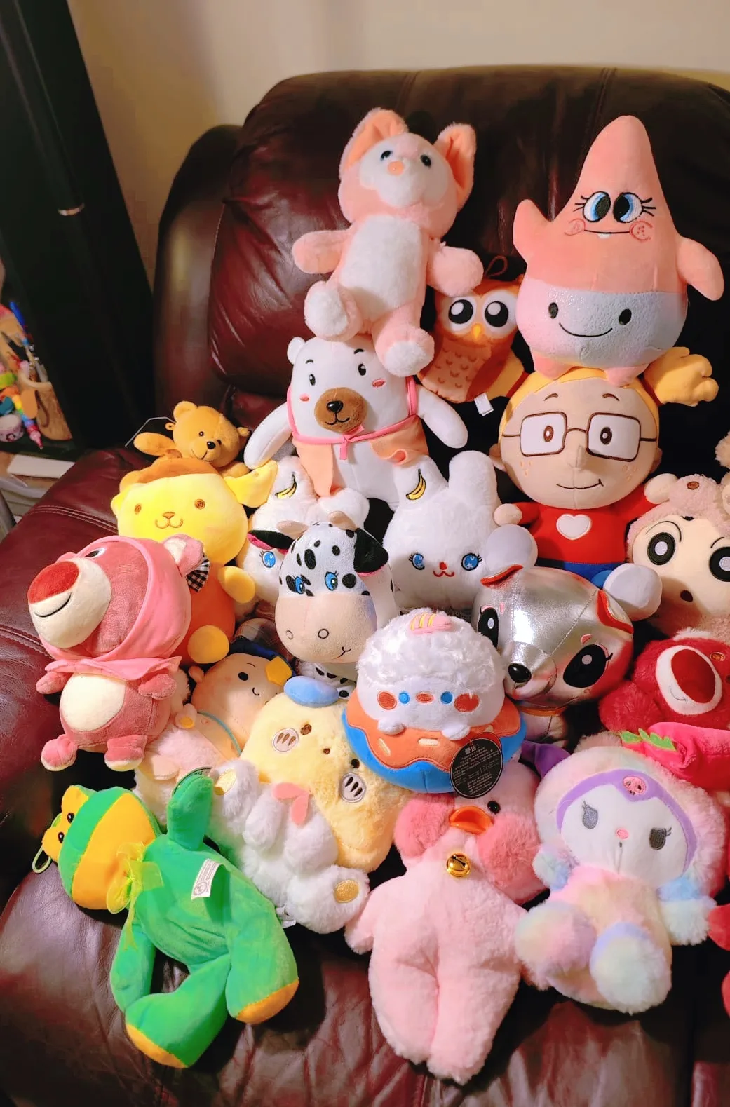 Large Lot of Plush Toys image indicator(2)