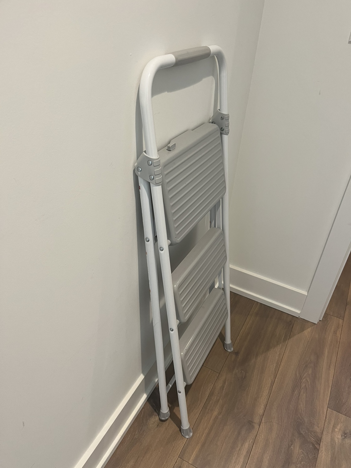 Mastercraft 3-Step Metal Folding Step Stool - photo 2