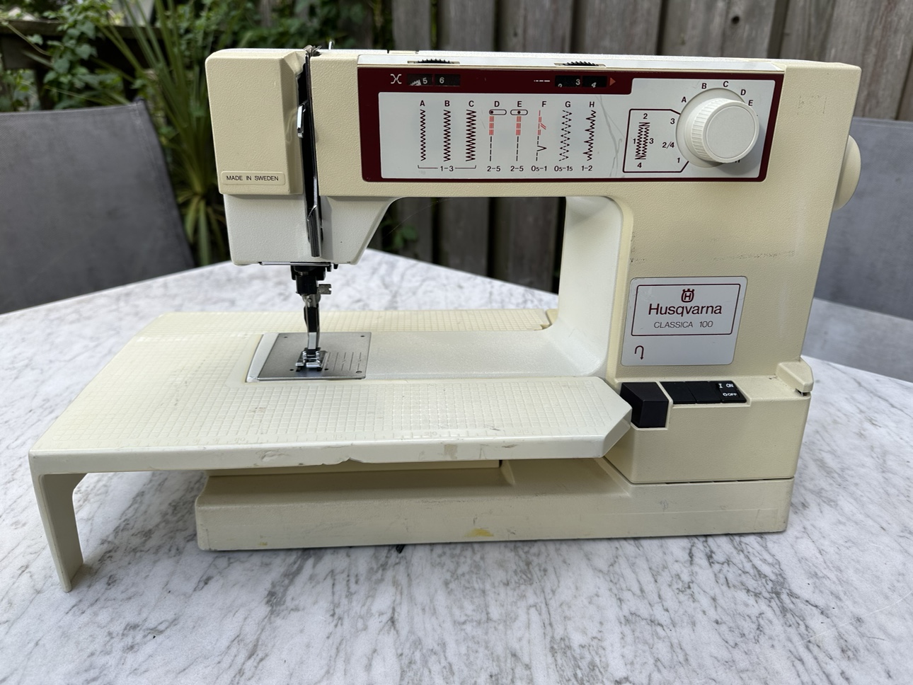 Husqvarna Classica 100 Sewing Machine