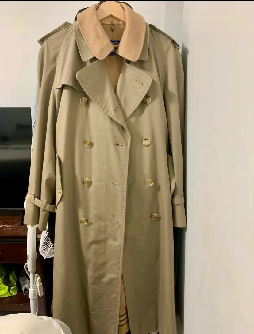 Burberry's Trench Coat image indicator(6)