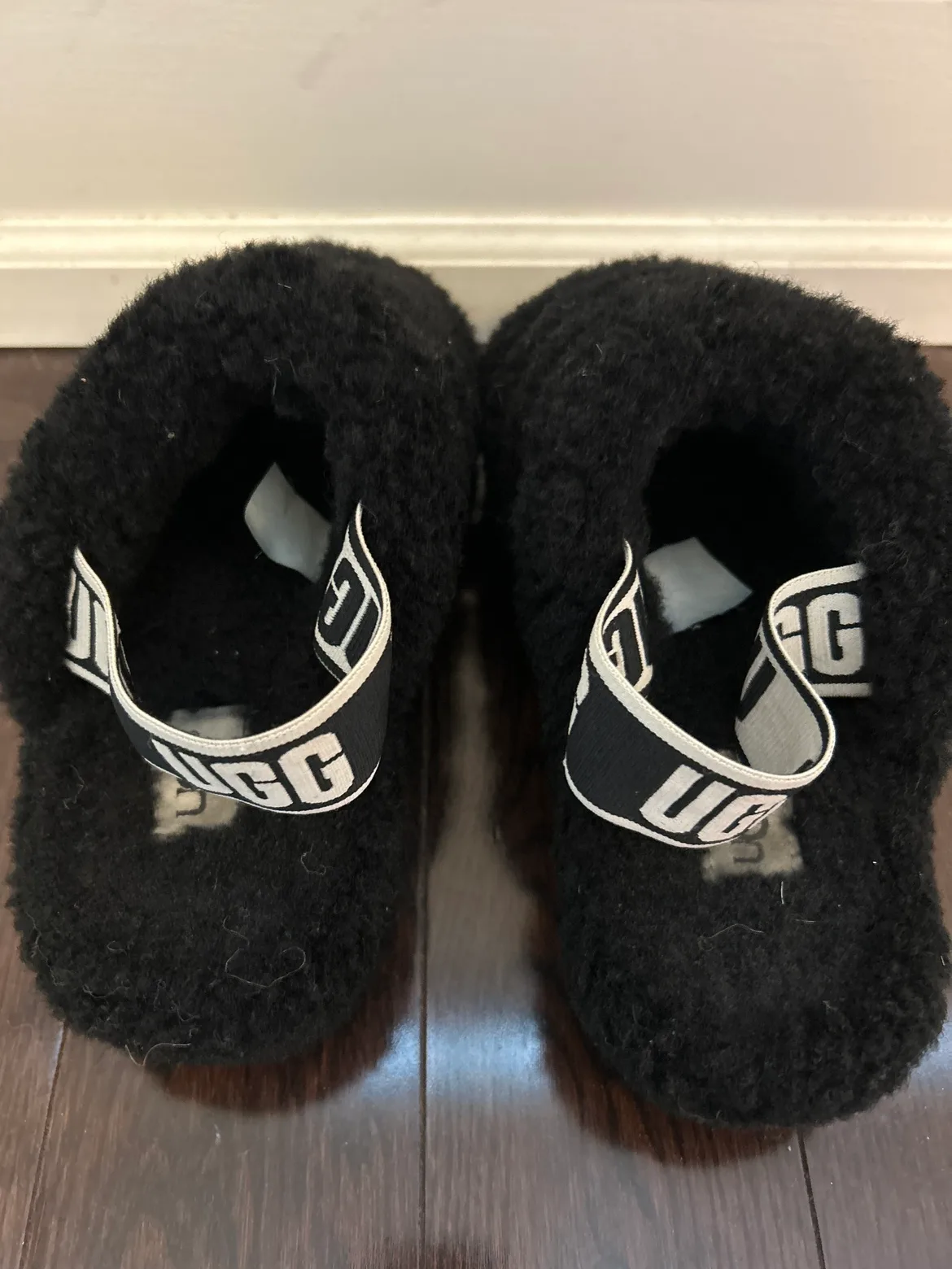 UGG Black Fluffy Slides image indicator(2)