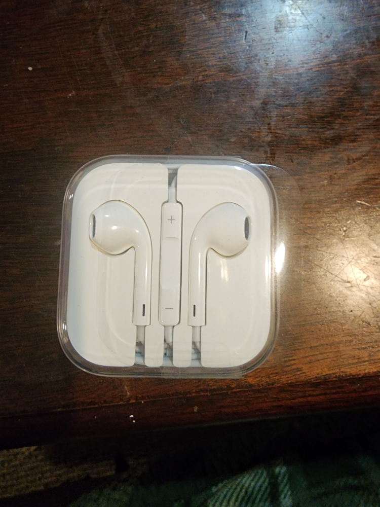 Apple EarPods with Remote and Mic  3.5 mm