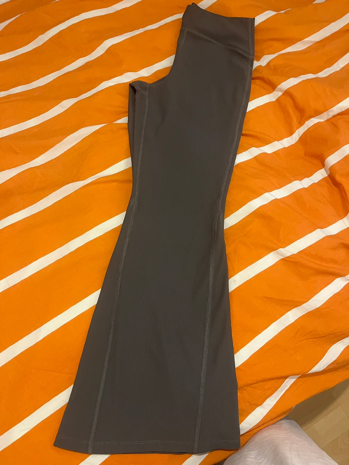 Old Navy Active Powersoft Super-Flare Leggings image indicator(4)