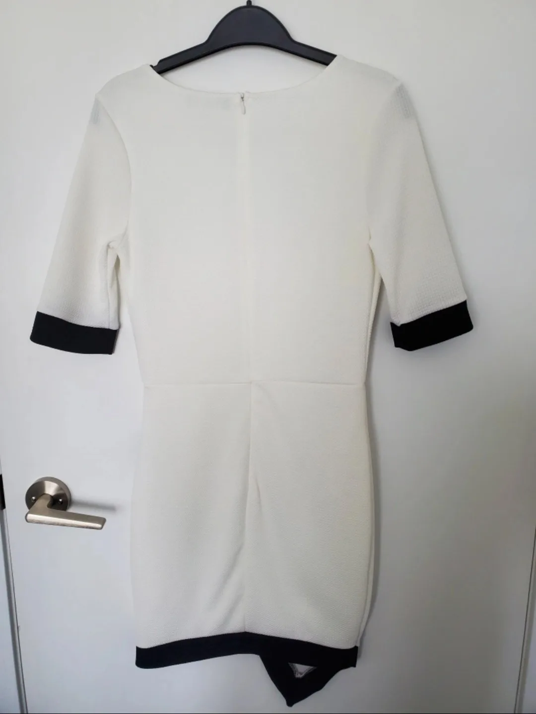 White and Black Dress image indicator(2)