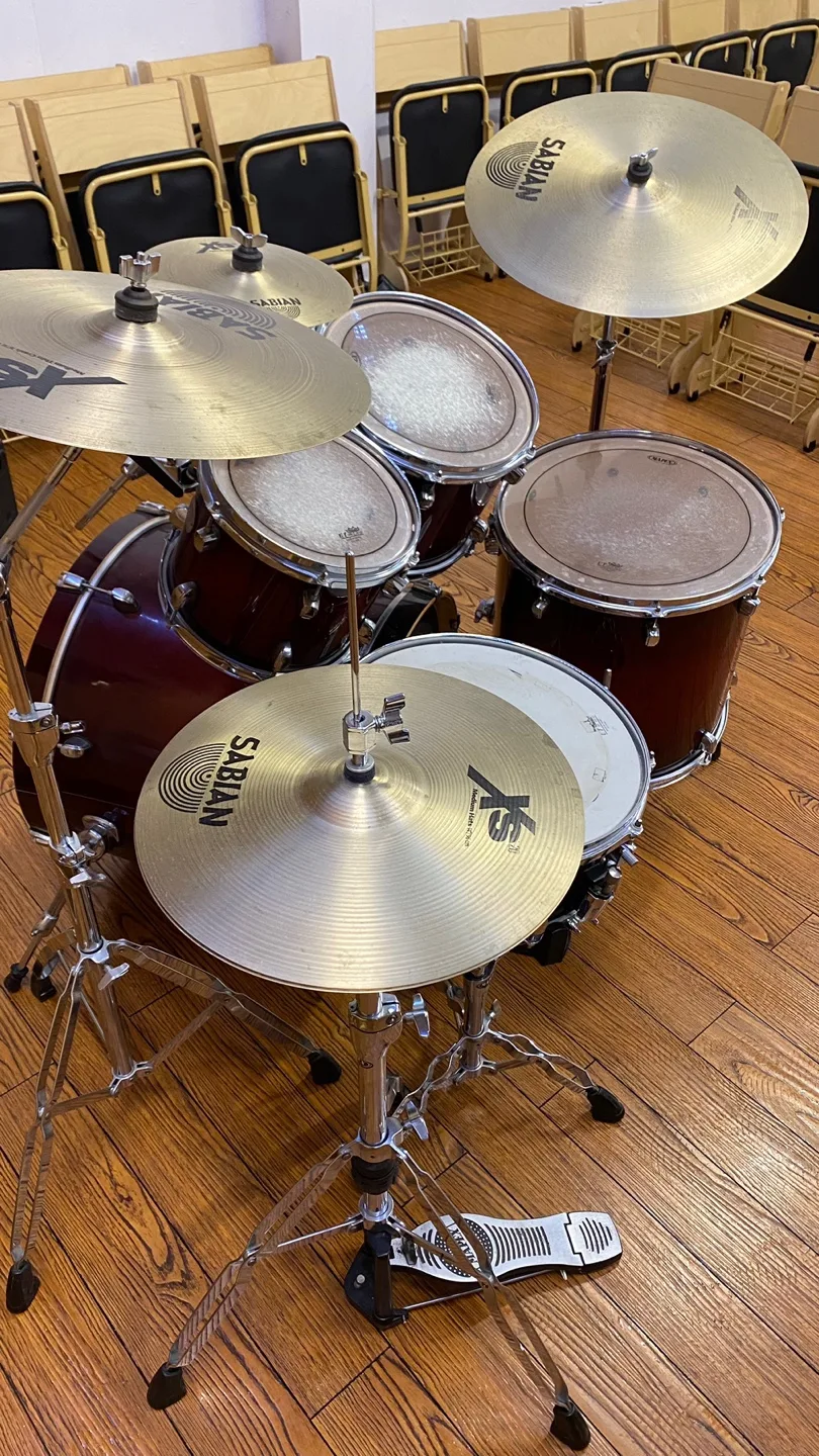 Drum Set with Cymbals image indicator(5)