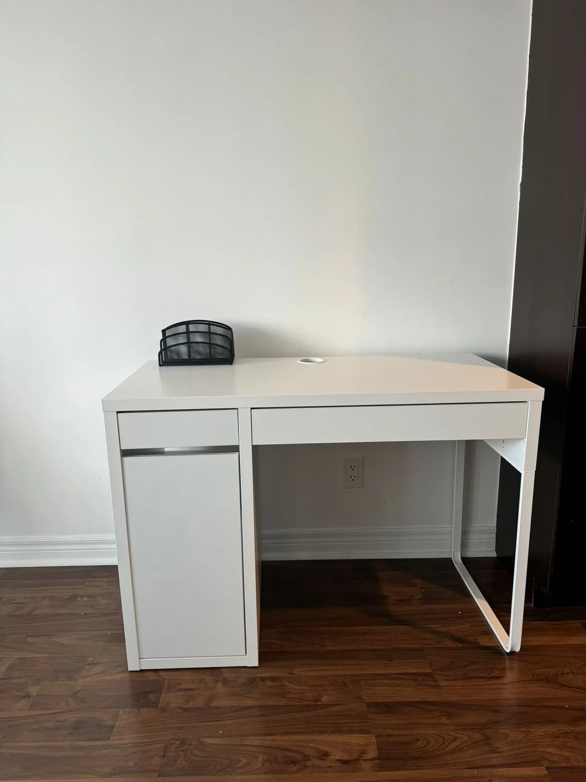 IKEA Micke White Desk with chair image indicator(4)