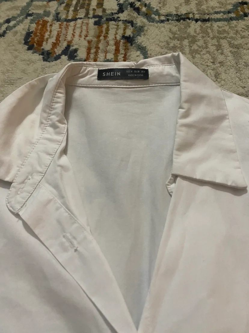White Collar Blouse with adjustable cuffs buttons. image indicator(4)