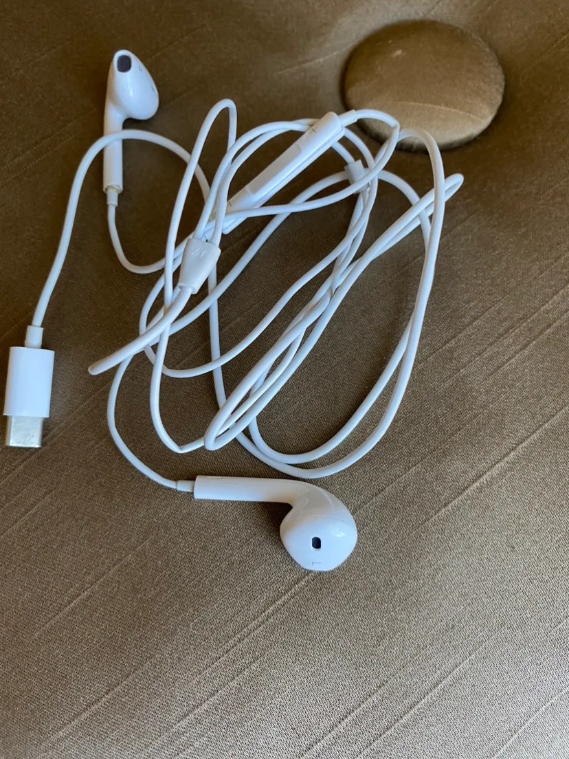 Apple EarPods for IPhone 15 thumbnail