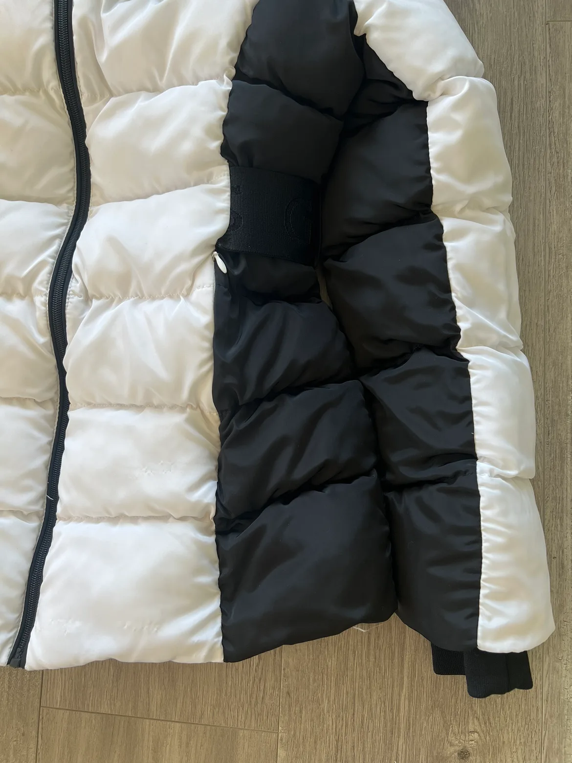 Guess Puffer Jacket Medium image indicator(3)