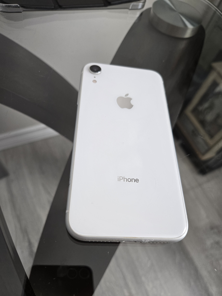 iPhone XR White 64GB *GREAT CONDITION*