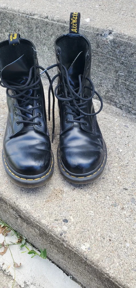 Doc Martens Classic Women's US 7 image indicator(2)