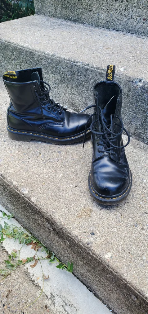 Doc Martens Classic Women's US 7 image indicator(4)