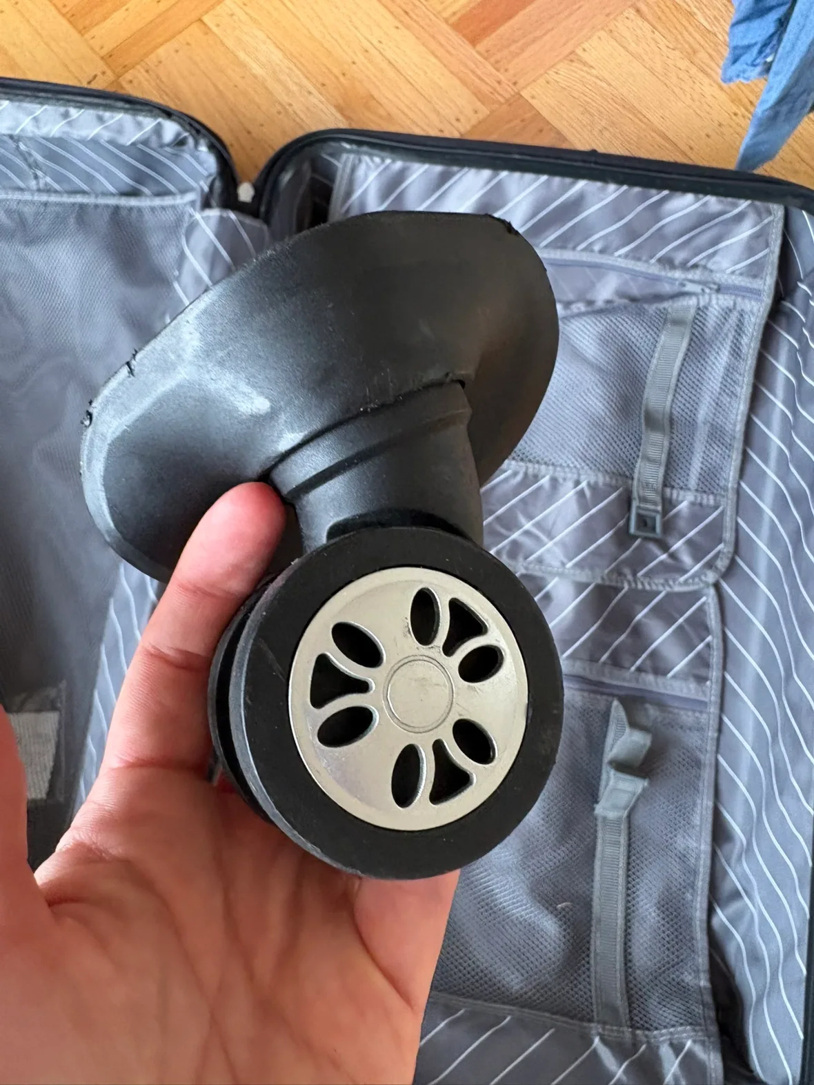 Large Suitcase #freecycle image indicator(3)