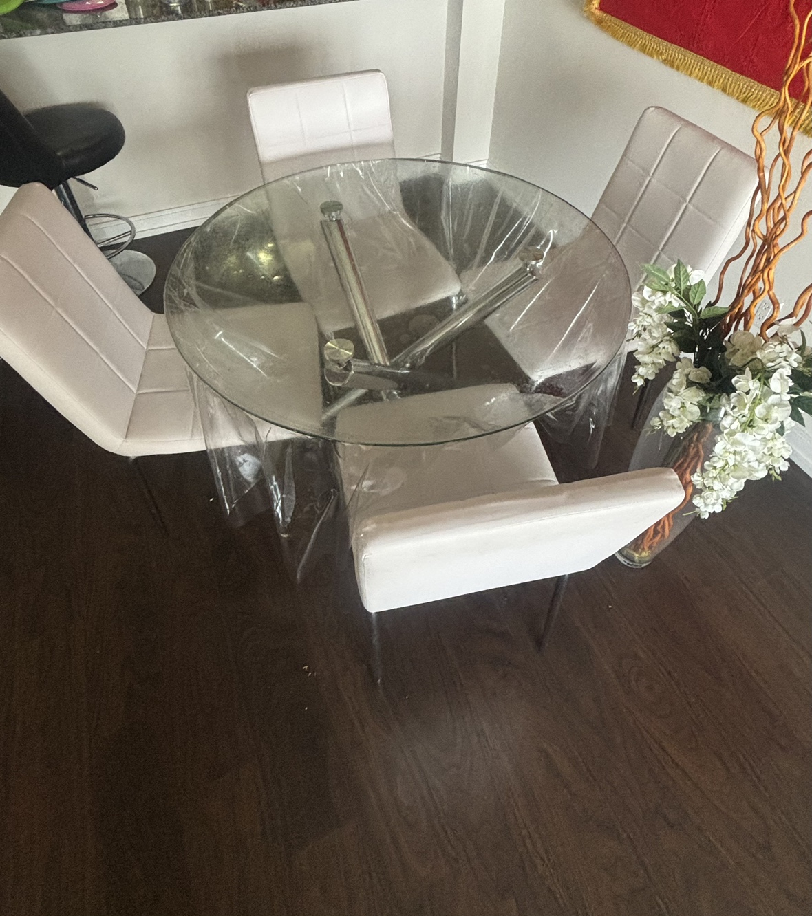dining Glass Table and 4 Chairs with big flower vase - photo 2