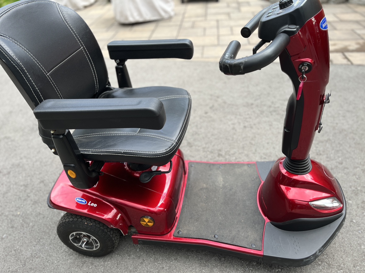Invacare Leo 3-wheel Mobility Scooter - photo 2