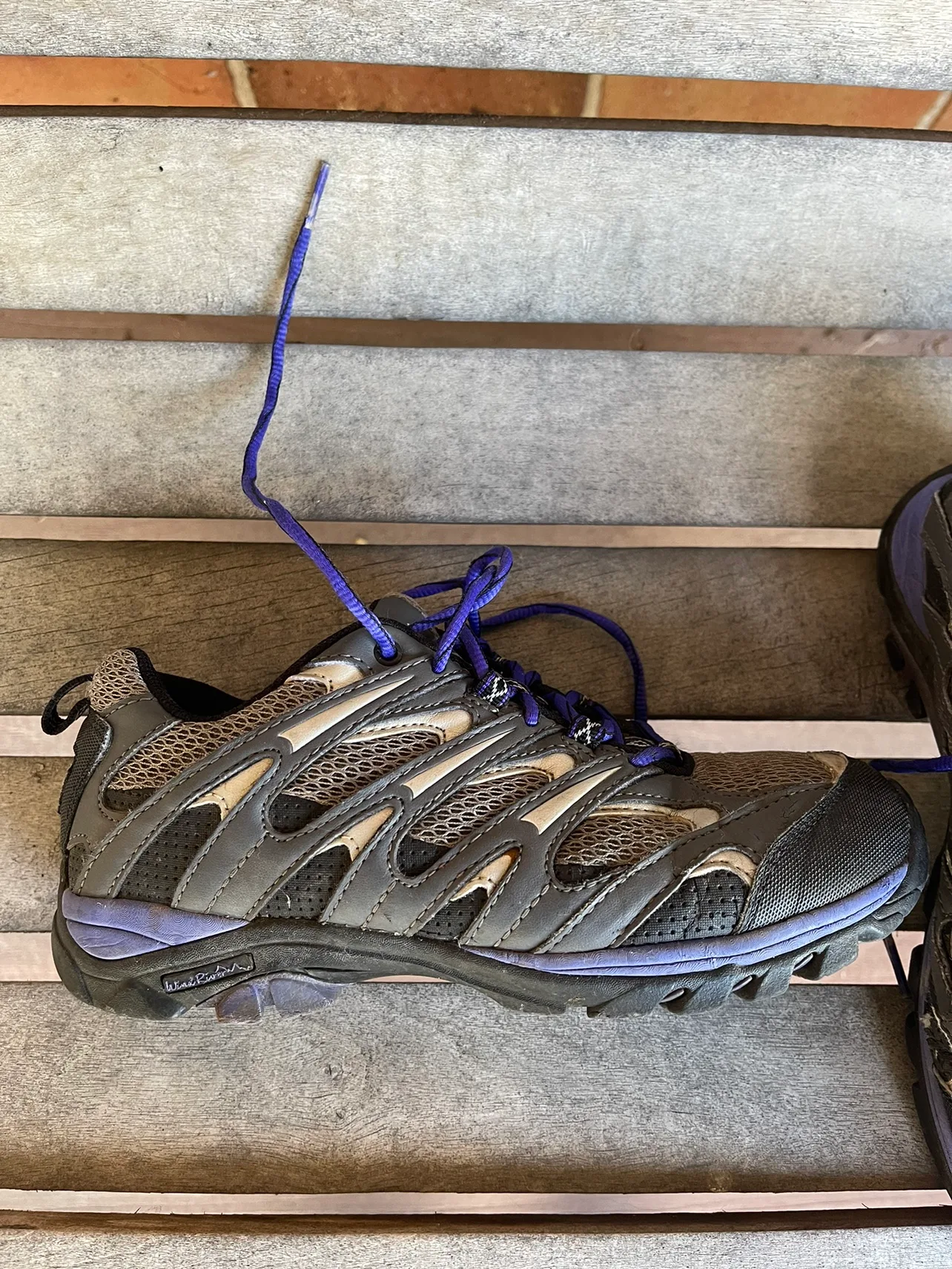 Women size 7 Hiking Shoes image indicator(2)