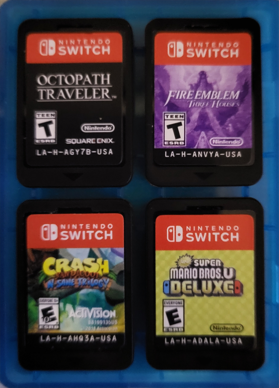 4 Nintendo Switch Game Cartridges - Zelda game case.