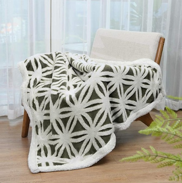 Green and White Throw Blanket - photo 2