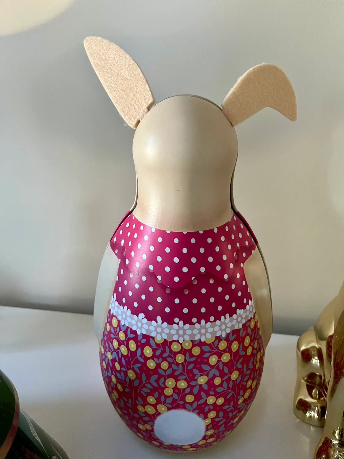 Brand new collectable Bunny cookie/candy tin image indicator(2)