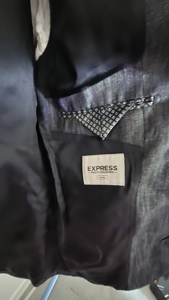 NEW WITH TAGS Express Mens 36S Photographer Fitted Black Blazer image indicator(8)