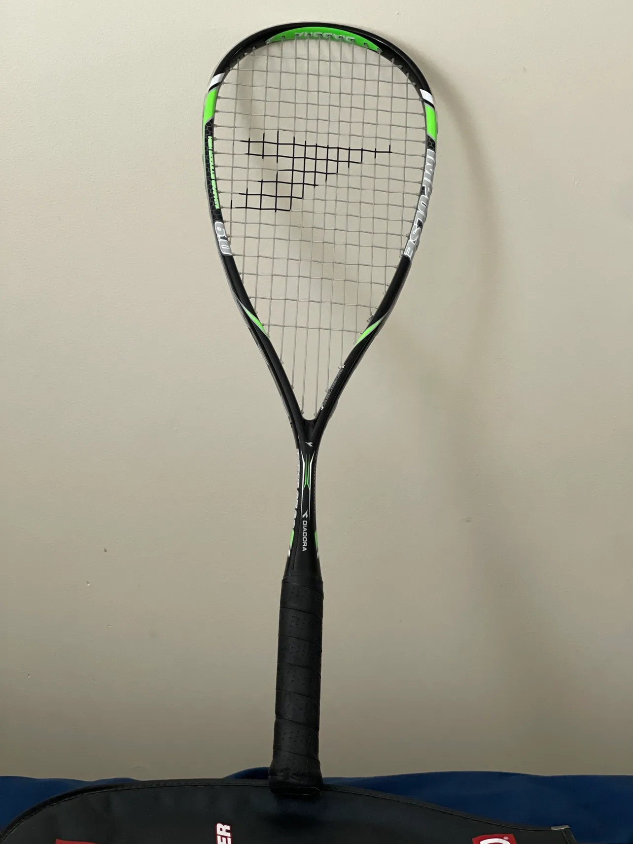 Diadora 100% Carbon Graphite Squash Racquet thumbnail