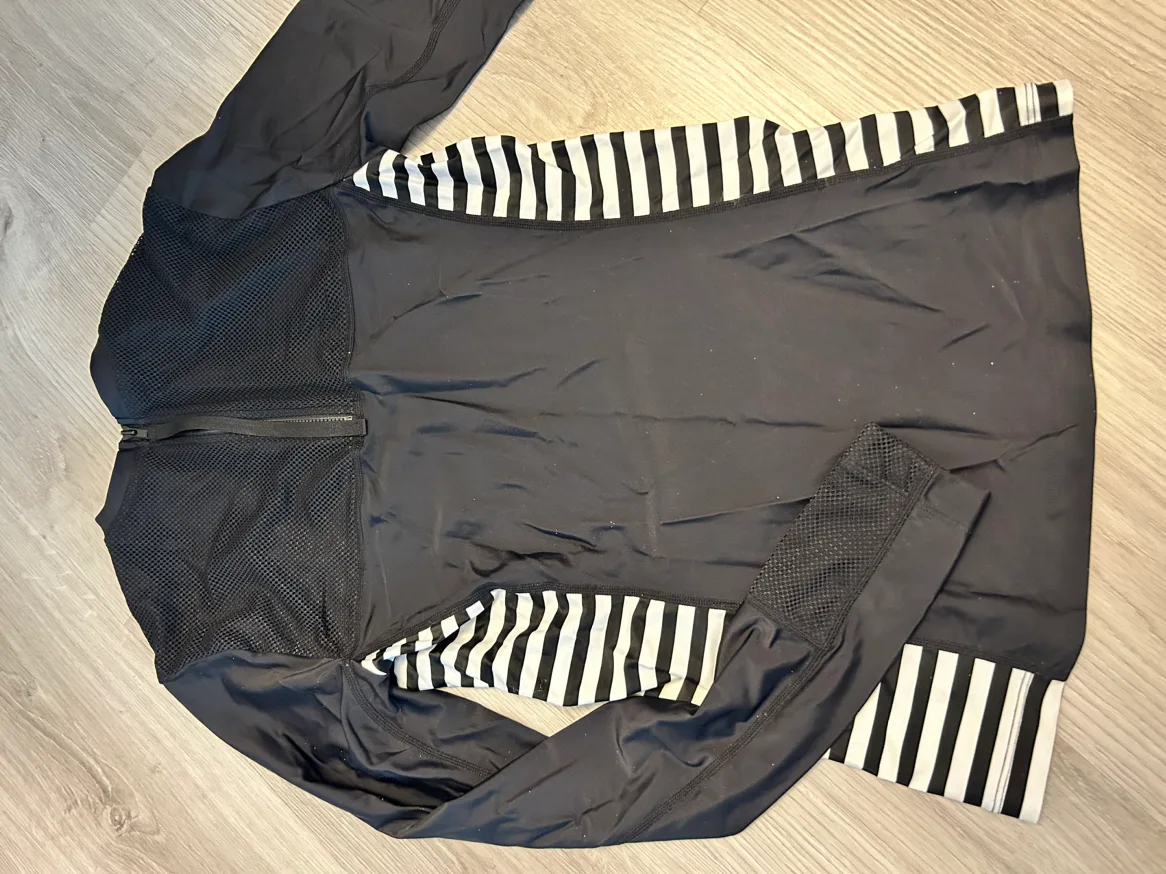 Lolë athletic long sleeve image indicator(3)