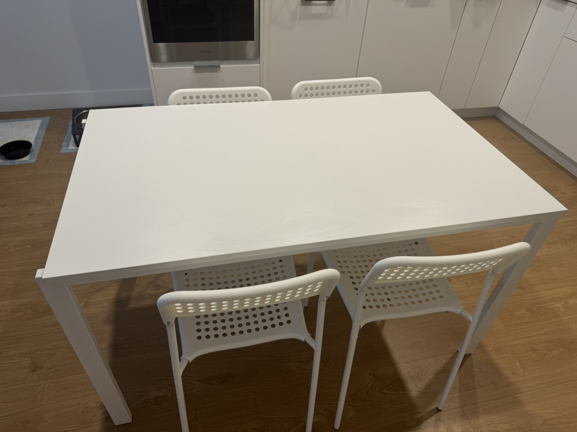 Dinning table + 4 chairs