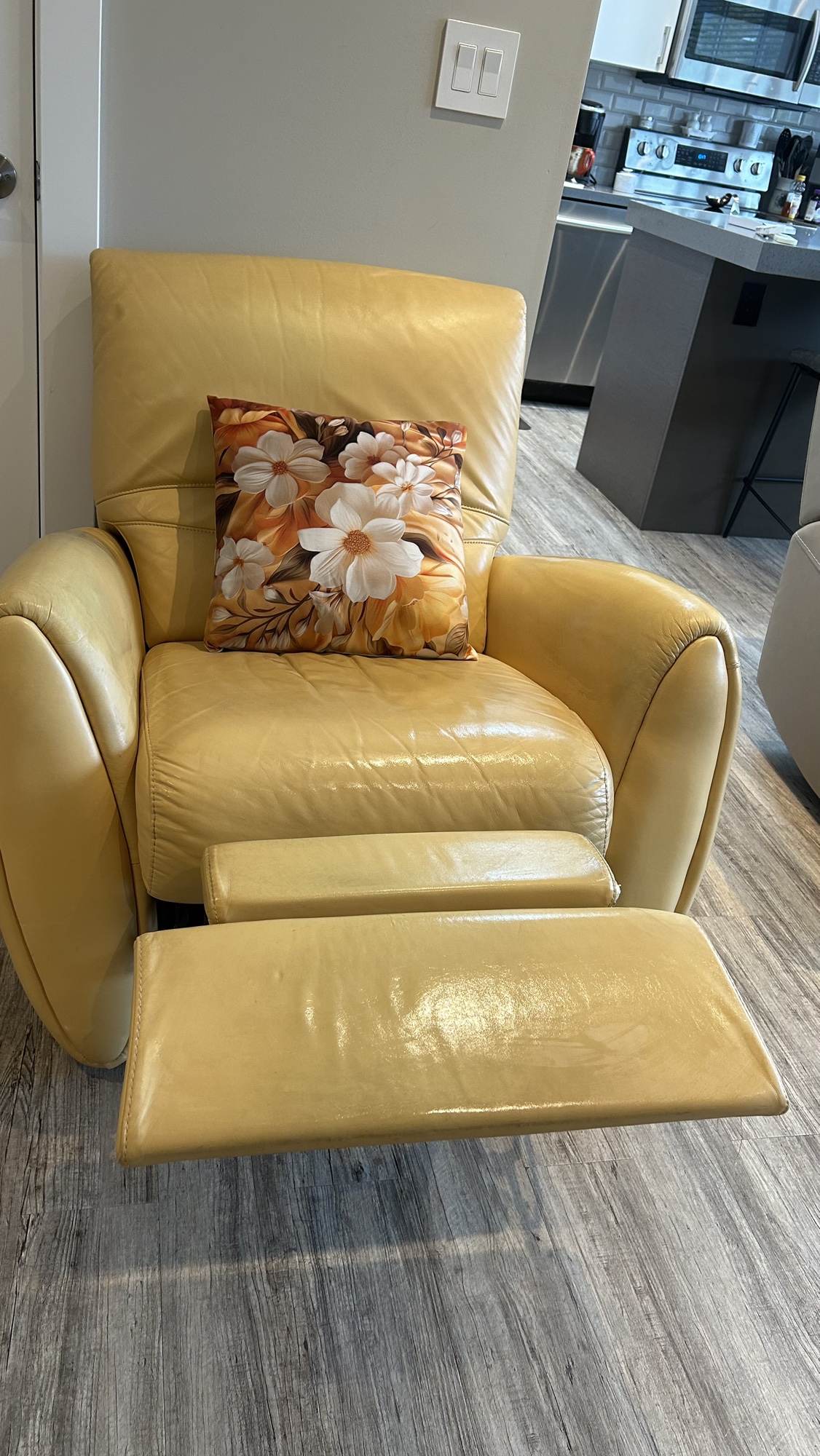Lovely Buttercup yellow Recliner Chair - photo 2