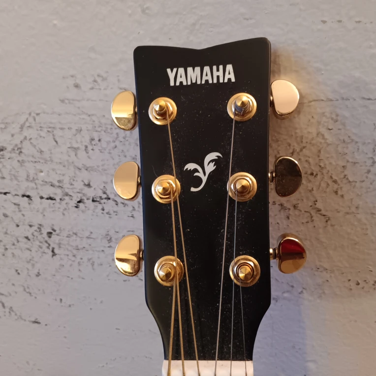 Yamaha Acoustic Guitar - photo 2