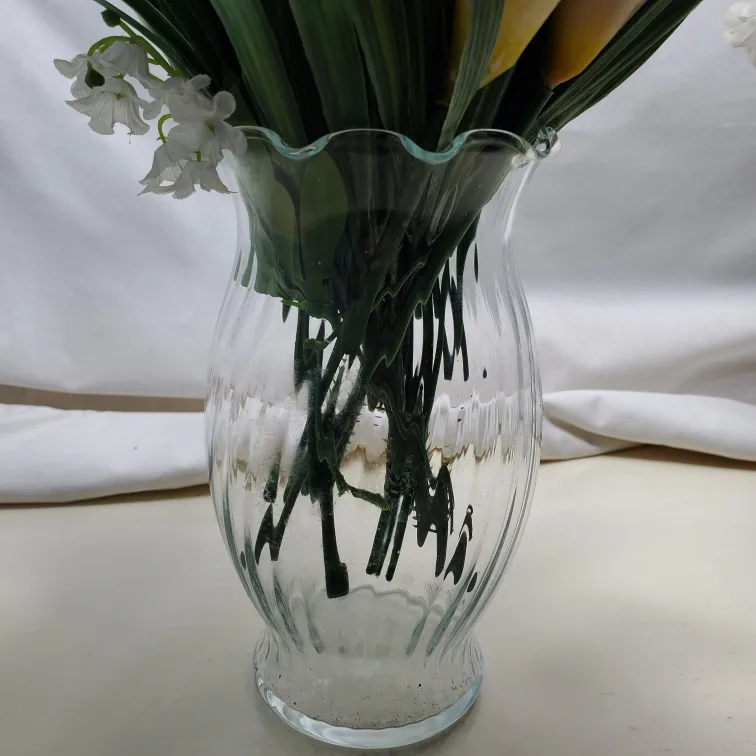 Glass Vase with Artificial Flowers image indicator(5)