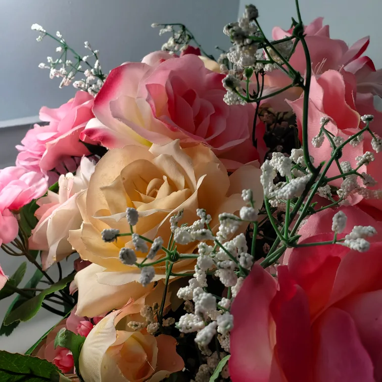 Glass Vase with Artificial Flowers image indicator(8)