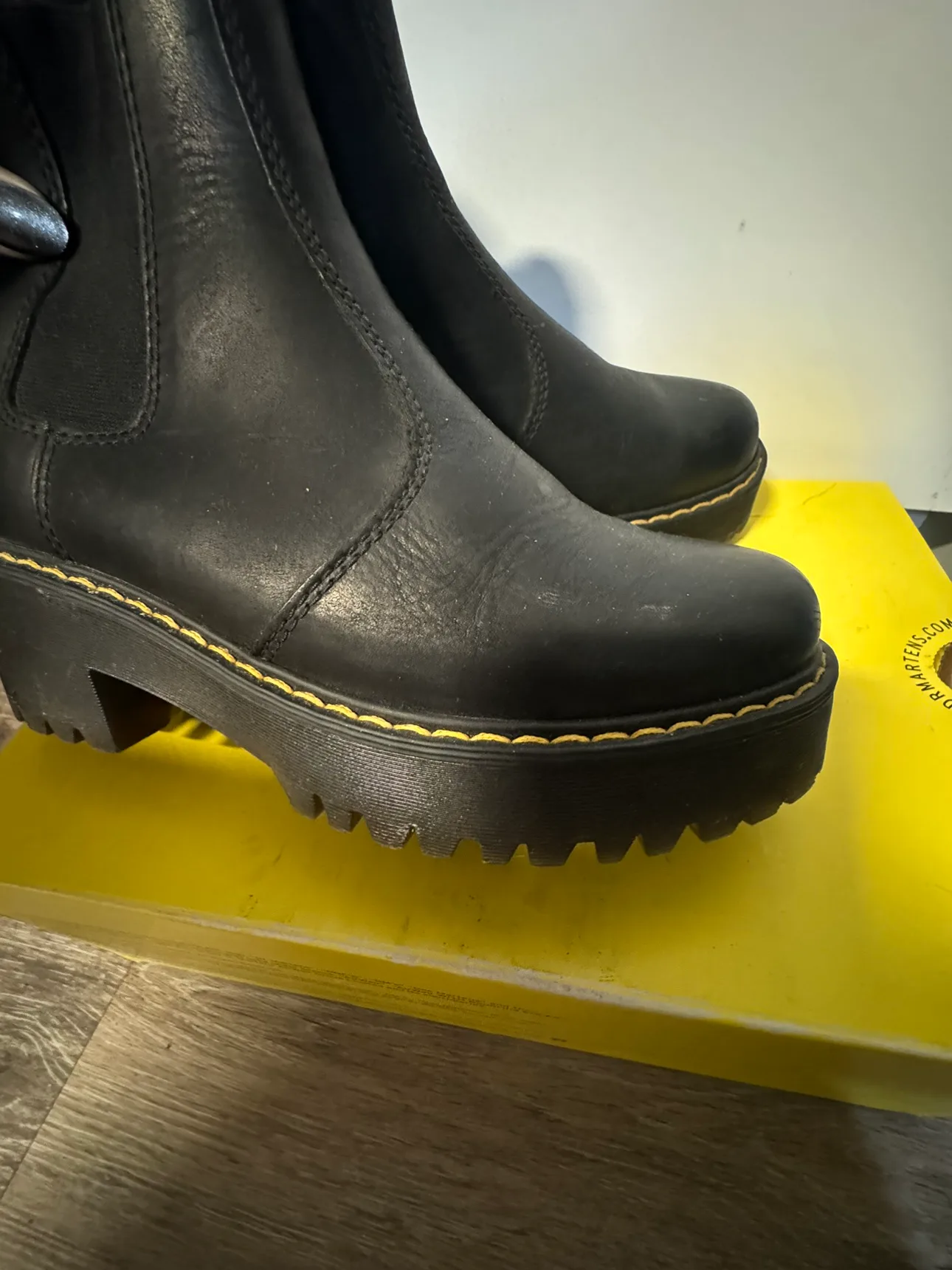 Dr. Martens Chelsea Boots image indicator(4)