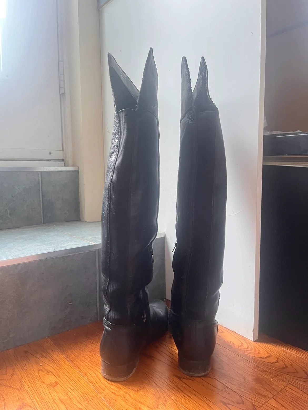 Black Leather Knee-High Boots image indicator(2)