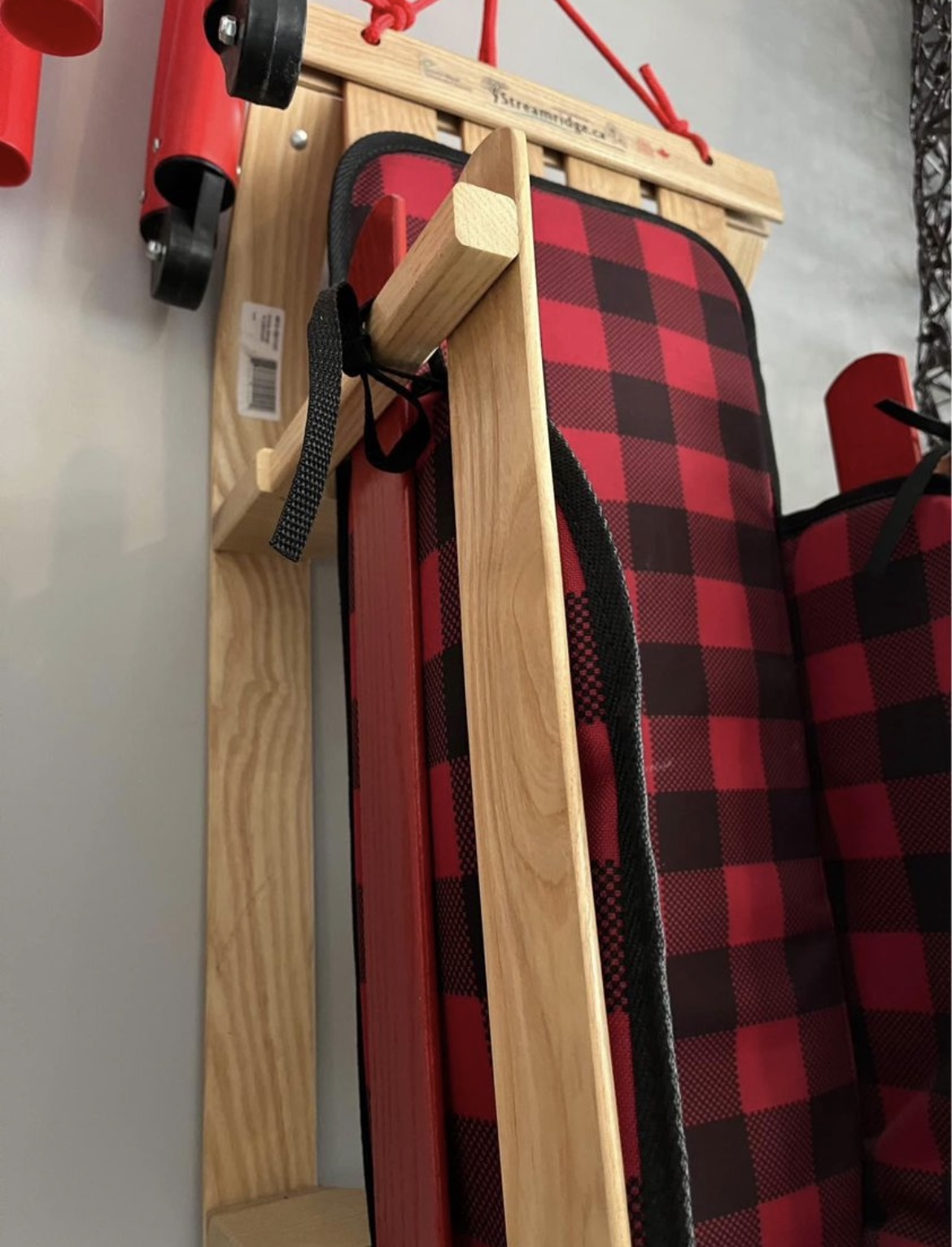 Wooden sled from Canadian Tire in very good condition - photo 3