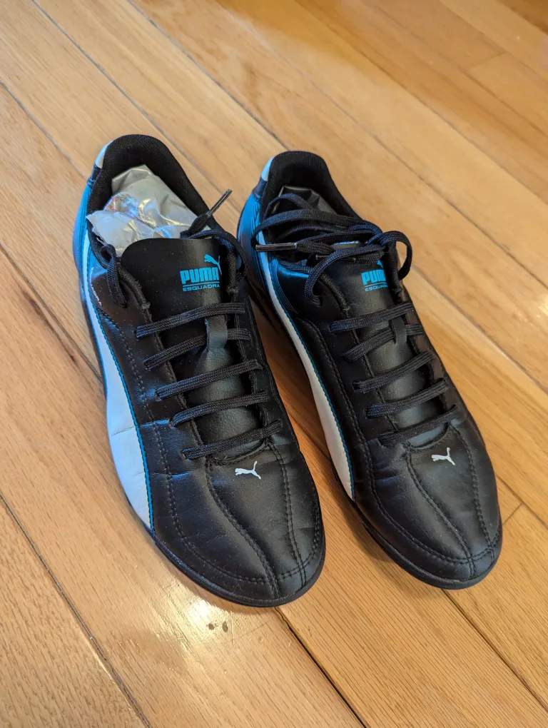 Men's 8.5 black Puma soccer shoes