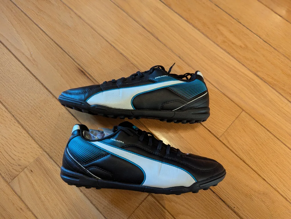 Men's 8.5 black Puma soccer shoes image indicator(2)