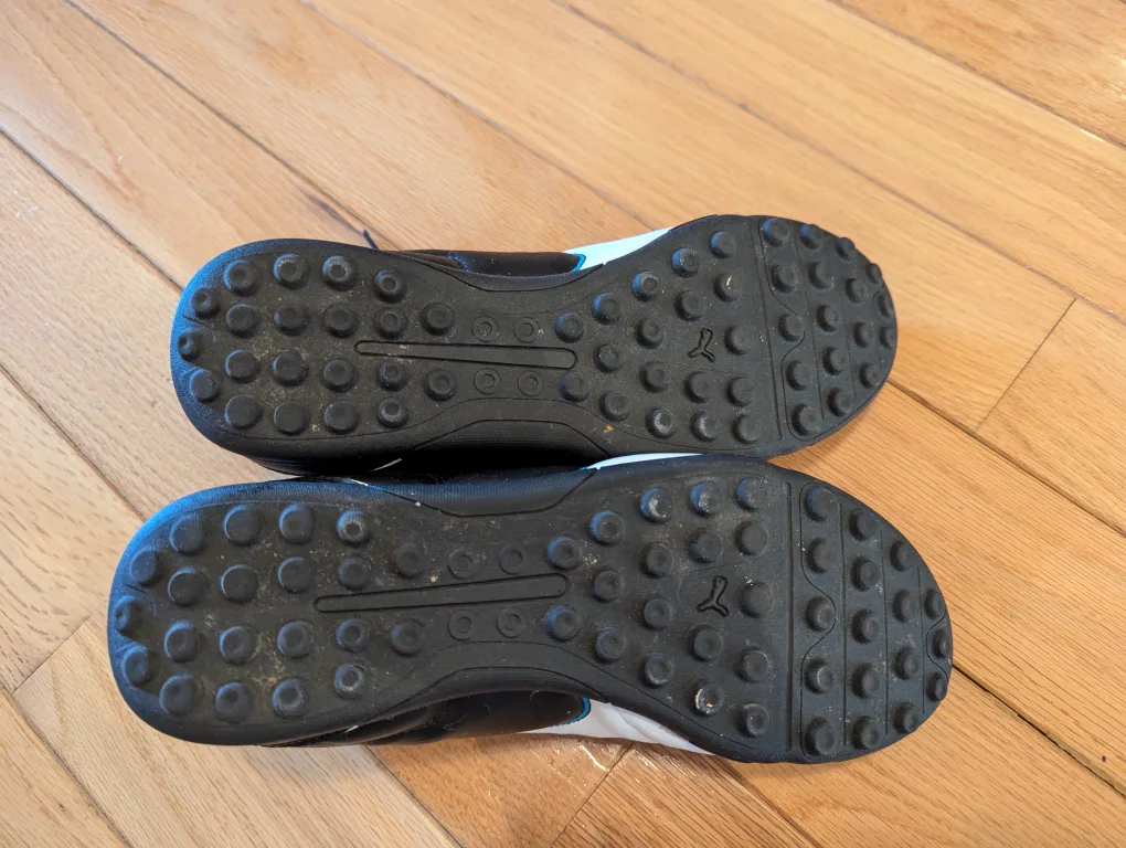 Men's 8.5 black Puma soccer shoes image indicator(3)