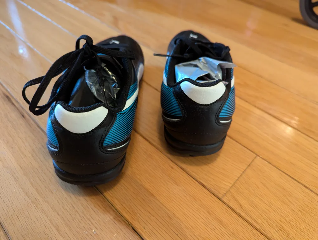 Men's 8.5 black Puma soccer shoes image indicator(4)