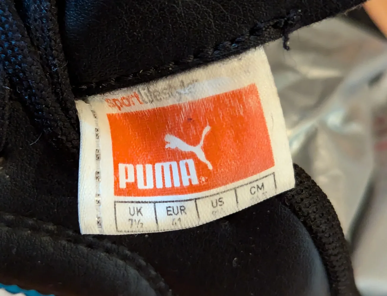 Men's 8.5 black Puma soccer shoes image indicator(5)