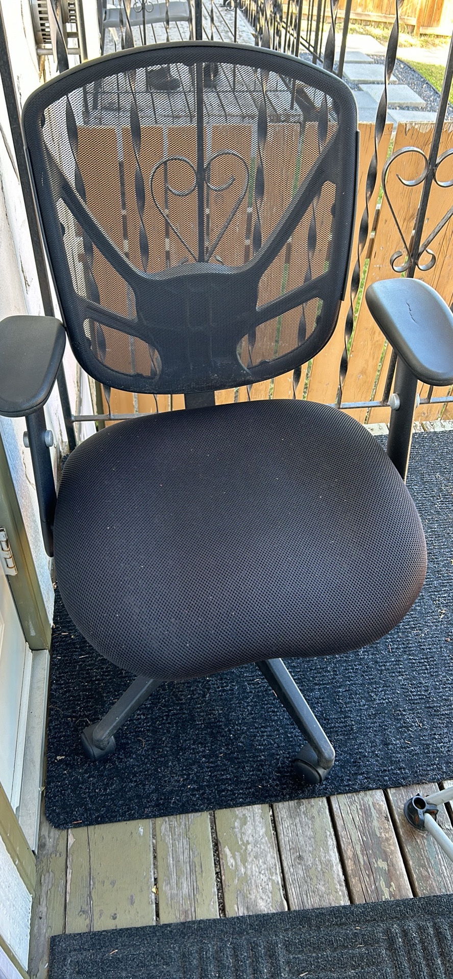 Black Mesh Office Chair - photo 2